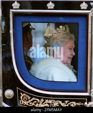 Königin Elizabeth II Ankunft im Oberhaus 1999. Zur Staatseröffnung des Parlaments 1999 Stockfoto