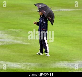 Der Cricket-Tag in Südafrika gegen England hat am 2000. Januar DEN 5. TEST IM SUPER SPORT PARK 15/1/00 geregnet. ENGLAND KAPITÄN NASSER HUSSAIN HÄLT EINEN REGENSCHIRM, WÄHREND ER AUF DEN BODEN SCHAUT Stockfoto