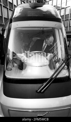 Sir George Young MP Minister für Verkehr Trying Der neue Volvo-Bus für Umweltkonzepte im Zentrum von London Stockfoto