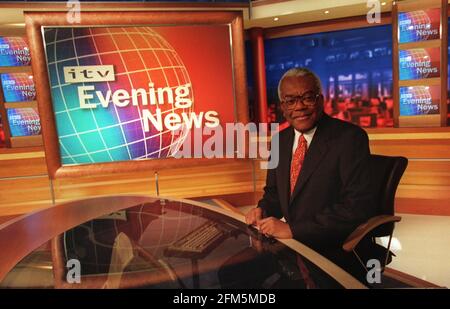 Newsreader Trevor McDonald März 1999 zum Set der Neues ITV ITN News-Flaggschiff-Programm namens ITV Evening News Die zwischen 6.30 und 19 Uhr ausgestrahlt wird und wird Seien Sie die wichtigsten abendlichen Nachrichten des Netzwerks Stockfoto