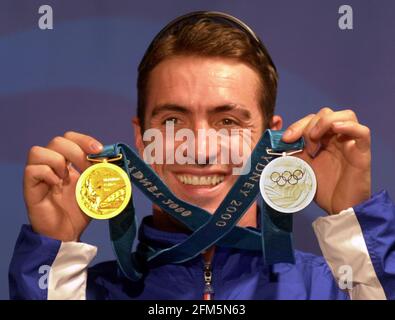 Olympische Spiele in Sydney September 2000 Olympischer Sprint für Männer, Jason Queally mit seinen Gold- und Silbermedaillen. Stockfoto