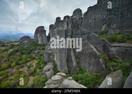 Spektakuläre Panoramalandschaft mit Sandsteinfelsen, die während der Paläogene-Zeit in Meteora, Kalambaka Thessalien, Griechenland, entstanden sind. Stockfoto