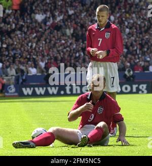 Der englische David Beckham Mai 2000 und Alan Shearer während der Internationalen Fußballfreundlich England gegen Brasilien im Wembally-Stadion Stockfoto