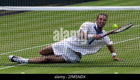 PAT RASTHER SCHLÜPFT BEIM NET WÄHREND DES MEN'S S FINALES - 2000. JULI IN WIMBLEDON. Stockfoto