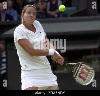 Lindsay Davenport aus den USA auf dem Weg zum Sieg AM 2000. JULI über Jelena Dokic aus Australien während des Halbfinales der Frauen-Singles in der Wimbledon Lawn Tennis Championship beim All England Lawn Tennis and Croquet Club, Wimbledon, London. Stockfoto