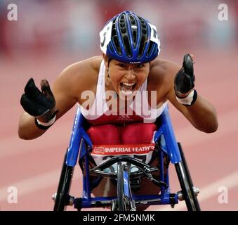 COMMONWEALTH GAMES MANCHESTER 31/7/2002 WOMANS 800M ROLLSTUHL SIEGER CHANTAL PETITCLERC KREUZT DIE LINIE BILD DAVID ASHDOWN. COMMONWEALTH-SPIELE MANCHESTER Stockfoto