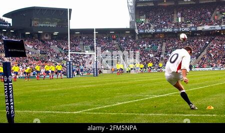 RUGBY BEI TWICKENHAM ENGLAND V RUMÄNIEN 17/11/2001 CHARLIE HODGSON BILD DAVID ASHDOWN. RUGBY Stockfoto