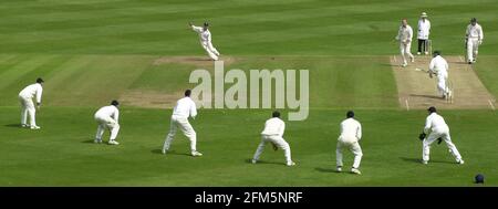 COUNTY CHAMPS SUSSEX V WARWICKSHIRE IN HOVE MAI 2000 DL HANF MIT NICK KNIGHT SCHLÄGT JD LEWRY WÄHREND DES SUSSEX V WARWICKSHIRE COUNTY CRICKET-SPIEL Stockfoto