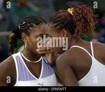 Die US-Spielerin und fünfte Samenerin Venus Williams (L) plaudert während ihres Doppelkampfs gegen Martina Navratilova aus den USA und Mariaan de Swardt aus Südafrika während ihres vierten Doppelkampfs bei den Wimbledon Tennis Championships im Juli 4 mit ihrer Schwester Serena. Venus wird am Donnerstag im Halbfinale der Frauen mit ihrer Schwester Serena konfrontiert. Stockfoto