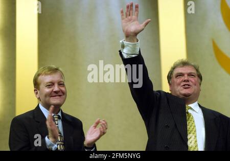 LIB DEM KONFERENZ - BOURNEMOUTH GENERALDIREKTOR DES CBI, DIGBY JONES, NACH SEINER REDE AUF DER BÜHNE MIT CHARLES KENNEDY. BILD: JOHN VOOS 25. September 2001 Stockfoto