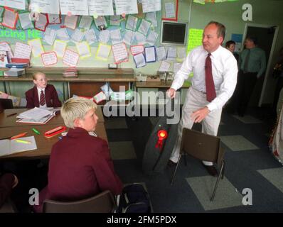 DIE PARLAMENTSWAHLEN AM 2001. JUNI SHAUN WOODWARD BESUCHT ST. CUTHBERT'S SCHULE IN ST. HELEN'S Stockfoto