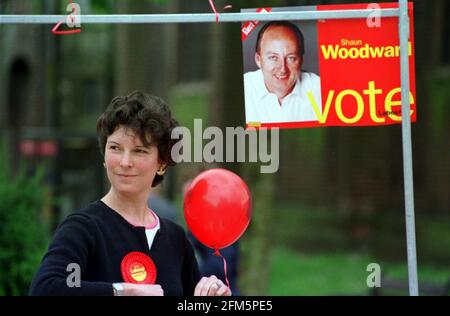 DIE PARLAMENTSWAHLEN IM JUNI 2001 SHAUN WOODWARD WAR AUF EINER WAHLKAMPFREISE ZUM EINKAUFSZENTRUM IN ST. HELEN'S HEUTE IST DIE FRAU SEINE FRAU CAMILLA, AUS DER SAINSBURY SUPERMARKTFAMILIE, DIE IHM BEIM WAHLKAMPF HALF Stockfoto