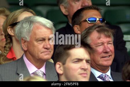 WIMBLEDON TENNIS CHAMPIONSHIPS JULI 2001 SIR ALEX FERGUSON UND BOBBY ROBSON Stockfoto