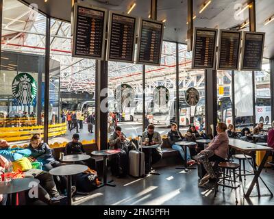London Victoria Coach Station; Warteraum. Passagiere, die in der Abflughalle von Londons größtem Busbahnhof an Bord ihrer Busse warten. Stockfoto