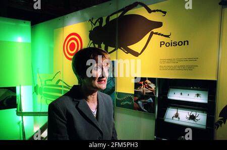 TESSA JOWELL JULI 2001 STAATSSEKRETÄRIN FÜR KULTUR, MEDIEN UND SPORT, IM NATURHISTORISCHEN MUSEUM FÜR DIE ERÖFFNUNG EINER NEUEN AUSSTELLUNG NAMENS PREDATORS. Stockfoto