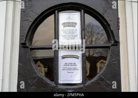 Wendover, Buckinghamshire, Großbritannien. Februar 2021. Der Greene King Shoulder of Mutton Pub in Wendover bleibt während der Covid-19-Sperre vorübergehend geschlossen. Premierminister Boris Johnson hat heute den Fahrplan für England festgelegt, das aus der Covid-19-Sperre herauskommt. Alkohol darf nicht vor dem 12. April 2021 in den Kneipengärten serviert werden. Quelle: Maureen McLean/Alamy Stockfoto