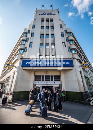 Busbahnhof London Victoria. Reisende, die am Haupteingang und an der Art déco-façade aus den 1930er Jahren ankommen, gelangen zu Londons größtem Busbahnhof. Stockfoto