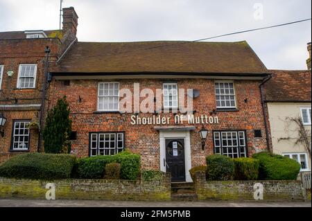 Wendover, Buckinghamshire, Großbritannien. Februar 2021. Der Greene King Shoulder of Mutton Pub in Wendover bleibt während der Covid-19-Sperre vorübergehend geschlossen. Premierminister Boris Johnson hat heute den Fahrplan für England festgelegt, das aus der Covid-19-Sperre herauskommt. Alkohol darf nicht vor dem 12. April 2021 in den Kneipengärten serviert werden. Quelle: Maureen McLean/Alamy Stockfoto