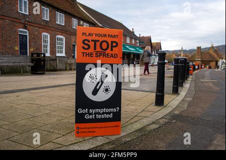 Wendover, Buckinghamshire, Großbritannien. Februar 2021. Covid-19 Hilfe Stoppen der ausgebreiteten Zeichen. Premierminister Boris Johnson hat heute den Fahrplan für England festgelegt, das aus der Covid-19-Sperre herauskommt. Die Pendlerstadt Wendover in Buckinghamshire ist in der Zwischenzeit sehr ruhig, da die Menschen die Ratschläge der Regierung Covid-19 zur Sperrung befolgen, um zu Hause zu bleiben. Quelle: Maureen McLean/Alamy Stockfoto