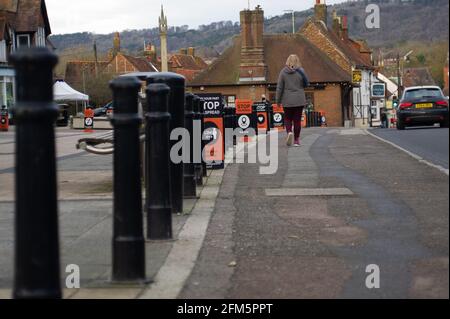 Wendover, Buckinghamshire, Großbritannien. Februar 2021. Covid-19 Hilfe Stoppen der ausgebreiteten Zeichen. Premierminister Boris Johnson hat heute den Fahrplan für England festgelegt, das aus der Covid-19-Sperre herauskommt. Die Pendlerstadt Wendover in Buckinghamshire ist in der Zwischenzeit sehr ruhig, da die Menschen die Ratschläge der Regierung Covid-19 zur Sperrung befolgen, um zu Hause zu bleiben. Quelle: Maureen McLean/Alamy Stockfoto