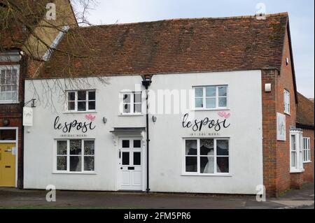 Wendover, Buckinghamshire, Großbritannien. Februar 2021. Ein Brautgeschäft in Wendover. Premierminister Boris Johnson hat heute den Fahrplan für England festgelegt, das aus der Covid-19-Sperre herauskommt. Bis zum 12. April 2021 können Hochzeiten mit bis zu 15 Personen stattfinden. Die Pendlerstadt Wendover in Buckinghamshire ist in der Zwischenzeit sehr ruhig, da die Menschen die Ratschläge der Regierung Covid-19 zur Sperrung befolgen, um zu Hause zu bleiben. Quelle: Maureen McLean/Alamy Stockfoto