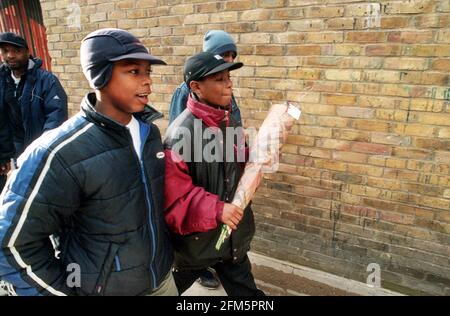 Mord an der 10-jährigen Damilola Taylor in Peckham Dez 2000 Mitglieder der Boyhood to Manhood Foundation kommen am Todesort von Damilola an, um Blumen zu legen Stockfoto