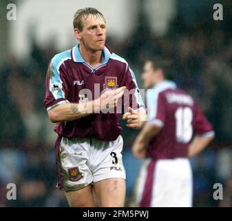 Stuart Pearce Football-Spieler von West Ham United, 2001. März feiert nach dem Treffer gegen Tottenham Hotspur im Spiel der 6. Runde des FA Cup im Upton Park. Stockfoto