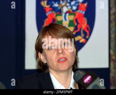 UNTERSUCHUNG VON TODESFÄLLEN BEI KINDERN IM WEXHAM PARK HOSPITAL, SLOUGH.MARGARET EDWARDS, CHIEF EXECUTIVE VON HEATHERWOOD UND WEXHAM PARK HOSPITALS NHS TRUST, BEI EINER PRESSEKONFERENZ AUF EINEM LOKALEN SPORTPLATZ IN DER NÄHE DES KRANKENHAUSES. Stockfoto