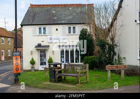 Wendover, Buckinghamshire, Großbritannien. Februar 2021. Ein Friseursalon in Wendover. Premierminister Boris Johnson hat heute den Fahrplan für England festgelegt, das aus der Covid-19-Sperre herauskommt. Friseure dürfen spätestens am 12. April 2021 wieder eröffnet werden. Die Pendlerstadt Wendover in Buckinghamshire ist in der Zwischenzeit sehr ruhig, da die Menschen die Ratschläge der Regierung Covid-19 zur Sperrung befolgen, um zu Hause zu bleiben. Quelle: Maureen McLean/Alamy Stockfoto