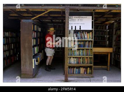 VOR DER ERÖFFNUNG DES INTERNATIONALEN BUCHFESTIVALS IN DER LETZTEN NACHT SUCHT EIN KUNDE IM HONESTY-BUCHLADEN IN HAY-ON-WYE NACH EINEM SCHNÄPPCHEN. Stockfoto