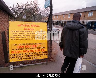 Mord an der 10-jährigen Damilola Taylor in Peckham Dec 2000 EIN Polizeizeugnis-Berufungsausschuss am Ende von Die Straße, auf der Damilola starb Stockfoto