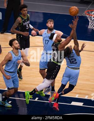 Minneapolis, USA 05. Mai 2021. Minnesota Timberwolves Forward Josh Okogie (20) legt einen ersten Viertelschuss über Memphis Grizzlies Wache Ja Morant (12) am Mittwoch, 5. Mai 2021 im Target Center in Minneapolis, Minnesota. (Foto von Jeff Wheeler/Minneapolis Star Tribune/TNS/Sipa USA) Quelle: SIPA USA/Alamy Live News Stockfoto