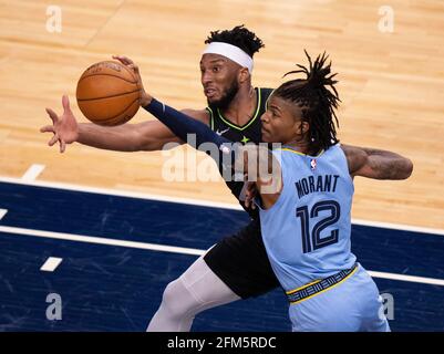 Minneapolis, USA 05. Mai 2021. Memphis Grizzlies Wache Ja Morant (12) stiehlt am Mittwoch, den 5. Mai 2021 im Target Center in Minneapolis, Minnesota, einen zweiten Viertelpass, der für Minnesota Timberwolves nach vorne Josh Okogie (20) bestimmt ist. (Foto von Jeff Wheeler/Minneapolis Star Tribune/TNS/Sipa USA) Quelle: SIPA USA/Alamy Live News Stockfoto