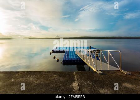 Tourismus-Hafen im bunten Sonnenaufgang bei Ban Sam Chong Tai, Phang nga Provinz, Thailand. Stockfoto