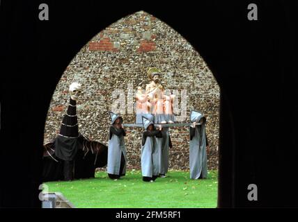 In der St Albans Cathedral wird Alban 2000. Oktober 2000 eine Geschichte von Märtyrern über 2000 Jahre hinweg stattfinden, die mit historischen Ereignissen in Verbindung stehen wird. Es beginnt am 3. Oktober. Die Vorbereitungen laufen, und das Foto zeigt den Todesengel aus der Zeit der Pest und Mönche, die eine Statue von Alban tragen, der der erste christliche Märtyrer war, der im 3. Jahrhundert an dieser Stelle gemartert wurde Stockfoto