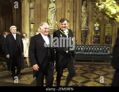 Michael Martin Neuer Sprecher des Unterhauses, Oktober 2000 Bearbeitung durch die zentrale Lobby, nachdem er die Herren besucht hatte, um seine Ernennung zu bestätigen. Er ist mit schwarzer Rute. Stockfoto