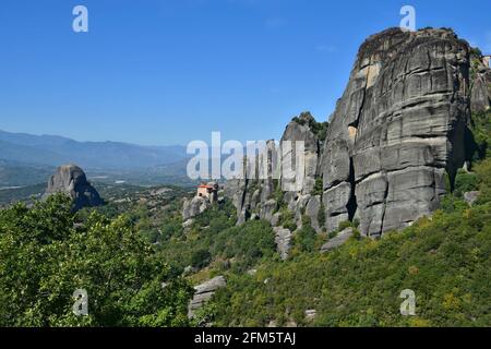 Landschaft mit Panoramablick auf Aghios Nikolaos Anapafsas, ein Kloster aus dem 14. Jahrhundert in Meteora, Kalambaka Thessalien, Griechenland. Stockfoto