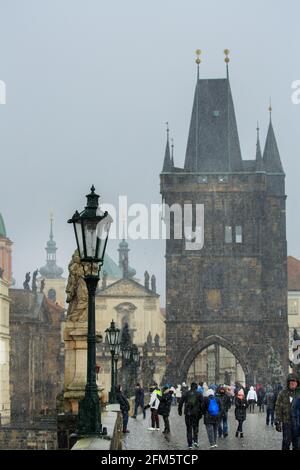 Altstädter Brückenturm auf der Karlsbrücke im Schneesturm, Prag, Tschechische republik Stockfoto