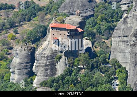 Landschaft mit Panoramablick auf Aghios Nikolaos Anapafsas, ein Kloster aus dem 14. Jahrhundert in Meteora, Kalambaka Thessalien, Griechenland. Stockfoto