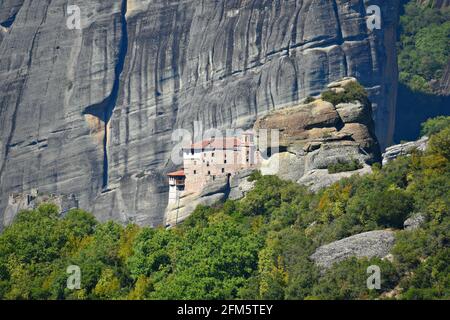 Landschaft mit Panoramablick auf Aghios Nikolaos Anapafsas, ein Kloster aus dem 14. Jahrhundert in Meteora, Kalambaka Thessalien, Griechenland. Stockfoto