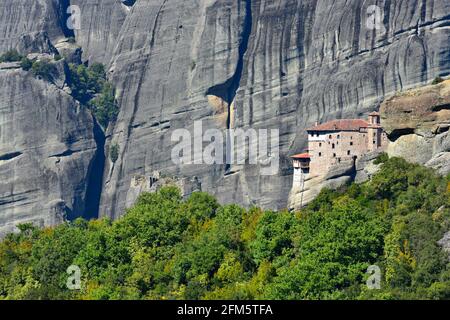 Landschaft mit Panoramablick auf Aghios Nikolaos Anapafsas, ein Kloster aus dem 14. Jahrhundert in Meteora, Kalambaka Thessalien, Griechenland. Stockfoto