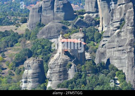 Landschaft mit Panoramablick auf Aghios Nikolaos Anapafsas, ein Kloster aus dem 14. Jahrhundert in Meteora, Kalambaka Thessalien, Griechenland. Stockfoto