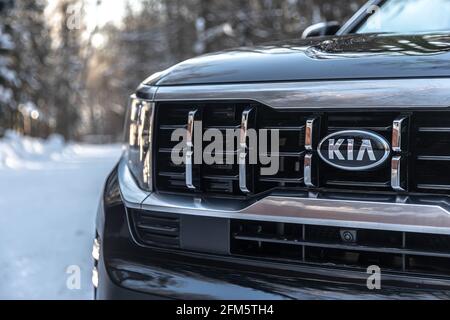 Moskau, Russland - 15. Februar 2021: Kia Mohave 2021 Black SUV im Winter im Wald geparkt. Nahaufnahme. LED-Scheinwerfer, Kühlergrill. Stockfoto