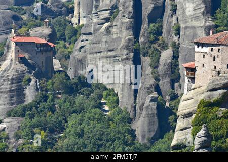 Landschaft mit Panoramablick auf Aghios Nikolaos Anapafsas, ein Kloster aus dem 14. Jahrhundert in Meteora, Kalambaka Thessalien, Griechenland. Stockfoto