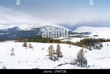 Aviemore, Schottland, Großbritannien. 6 Mai 2021. Heftige nächtliche Schneefälle im Cairngorms National Park gaben der Landschaft einen unsaisonalen winterlichen Blick. Begeisterte Bergsportler machten das Beste aus den Bedingungen, obwohl die Sessellifte geschlossen waren. Das bedeutete lange Spaziergänge die Pisten hinauf, bevor man abseits der Piste abfahren konnte. Bild; Landschaft des Cairngorms National Park. Iain Masterton/Alamy Live News Stockfoto