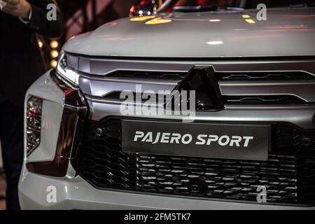 Moskau, Russland - 17. Februar 2021: Der neue Mitsubishi Pajero Sport. Montero. Autoständer am Parkplatz, dunkles Licht. Stockfoto