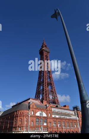 Blick auf den Blackpool Tower und eine der Segelinstallationen, Blackpool UK Stockfoto