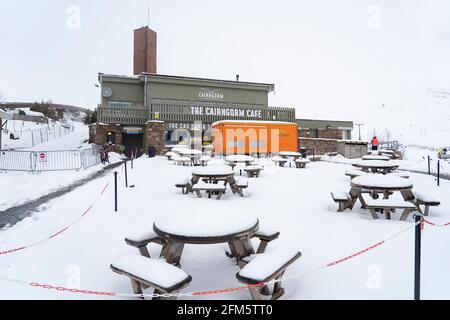 Aviemore, Schottland, Großbritannien. 6 Mai 2021. Heftige nächtliche Schneefälle im Cairngorms National Park gaben der Landschaft einen unsaisonalen winterlichen Blick. Begeisterte Bergsportler machten das Beste aus den Bedingungen, obwohl die Sessellifte geschlossen waren. Das bedeutete lange Spaziergänge die Pisten hinauf, bevor man abseits der Piste abfahren konnte. PIC; Cairngorm Cafe nicht voll im Schnee. Iain Masterton/Alamy Live News Stockfoto