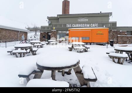 Aviemore, Schottland, Großbritannien. 6 Mai 2021. Heftige nächtliche Schneefälle im Cairngorms National Park gaben der Landschaft einen unsaisonalen winterlichen Blick. Begeisterte Bergsportler machten das Beste aus den Bedingungen, obwohl die Sessellifte geschlossen waren. Das bedeutete lange Spaziergänge die Pisten hinauf, bevor man abseits der Piste abfahren konnte. PIC; Cairngorm Cafe nicht voll im Schnee. Iain Masterton/Alamy Live News Stockfoto