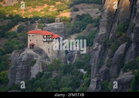 Landschaft mit Panoramablick auf Aghios Nikolaos Anapafsas, ein Kloster aus dem 14. Jahrhundert in Meteora, Kalambaka Thessalien, Griechenland. Stockfoto